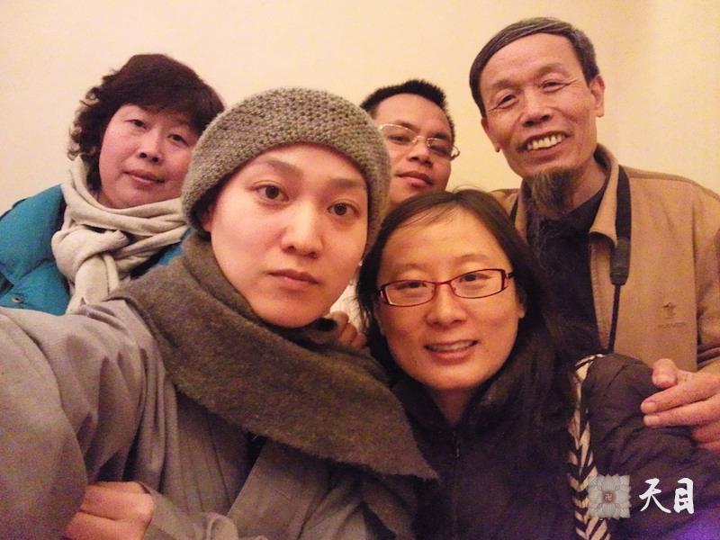 20100415果实法师应邀到福州弘法和常阳居士许评修等信众晚餐自拍合影