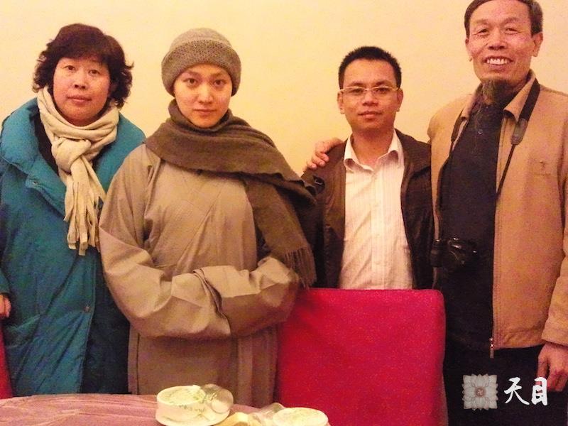 20100415果实法师应邀到福州弘法和常阳居士许评修等信众晚餐自拍合影