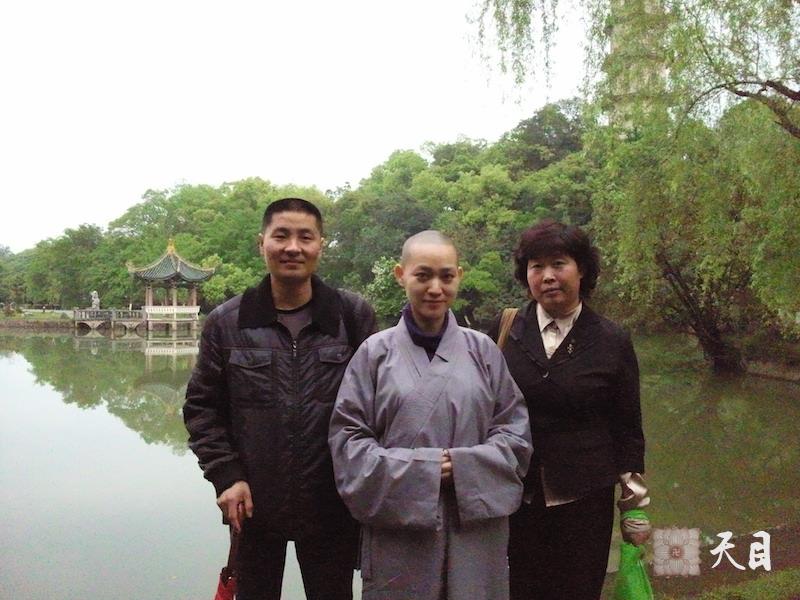 20100426果实法师带领常阳李云涛范张达等信众在温州江心屿江心寺