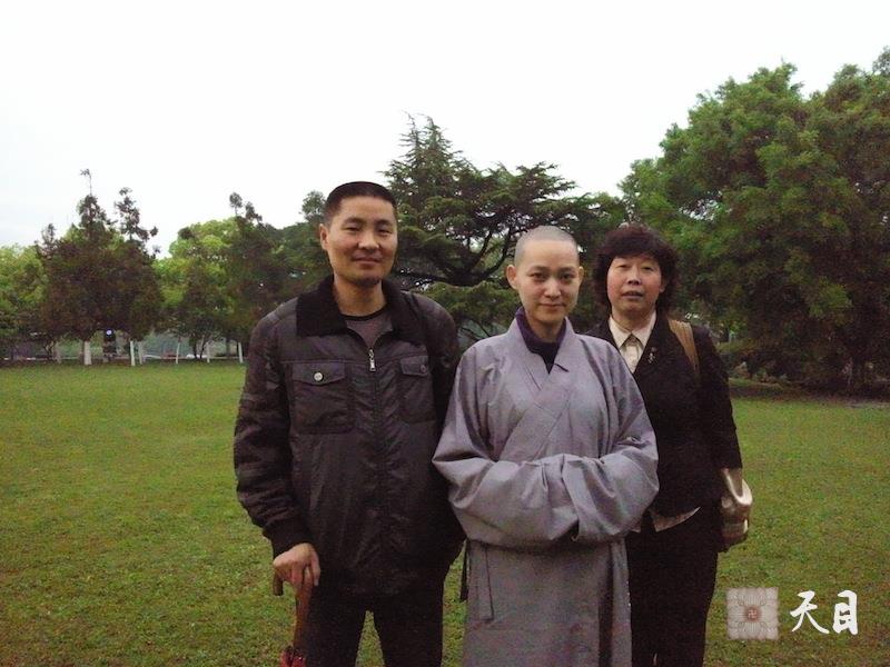 20100426果实法师带领常阳李云涛范张达等信众在温州江心屿江心寺