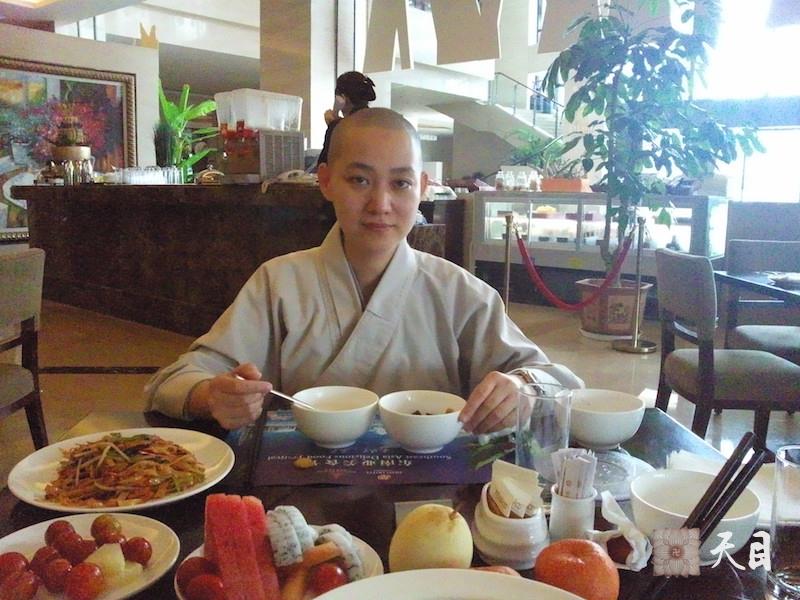 20100506果实法师在福建莆田帝宝酒店吃早餐