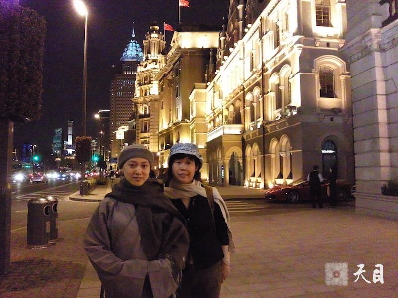 20100513果实法师和常阳居士在上海外滩
