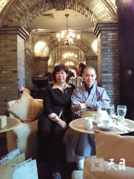 20100515果实法师和1991年亚洲小姐冠军罗霖女士在上海新天地哈根达斯合影常阳居士做护法