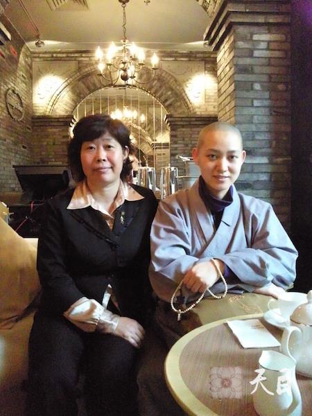 20100515果实法师和1991年亚洲小姐冠军罗霖女士在上海新天地哈根达斯合影常阳居士做护法