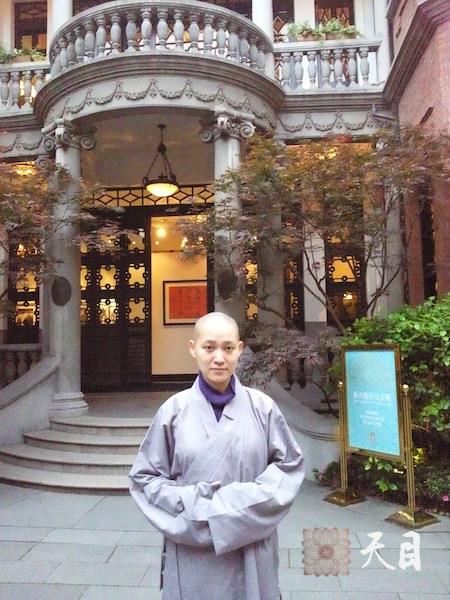 20100515果实法师和1991年亚洲小姐冠军罗霖女士在上海新天地哈根达斯合影常阳居士做护法