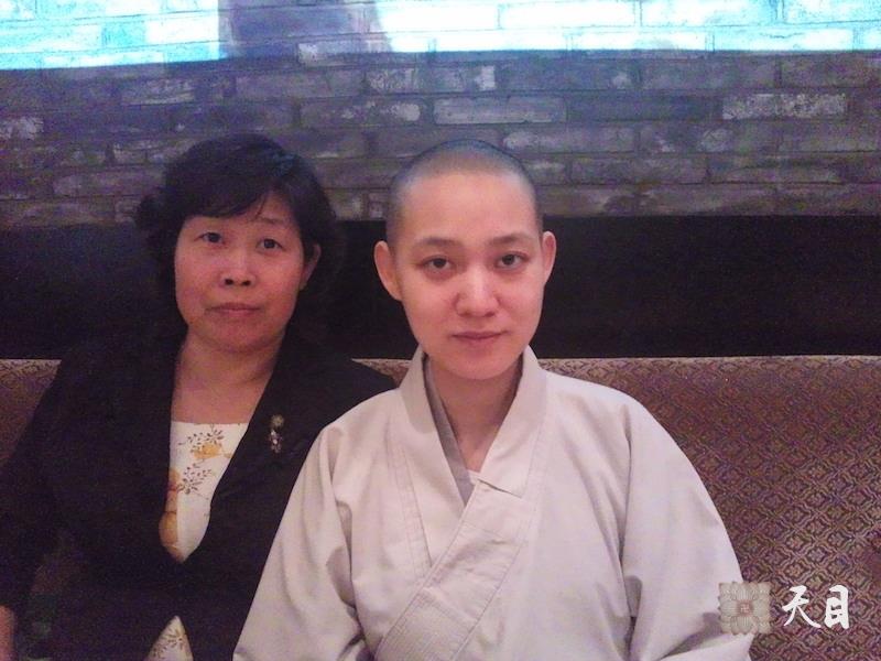 20100521果实法师在上海新天地应张丽居士供养哈根达斯净素冰淇淋芒果雪芭常阳居士做护法