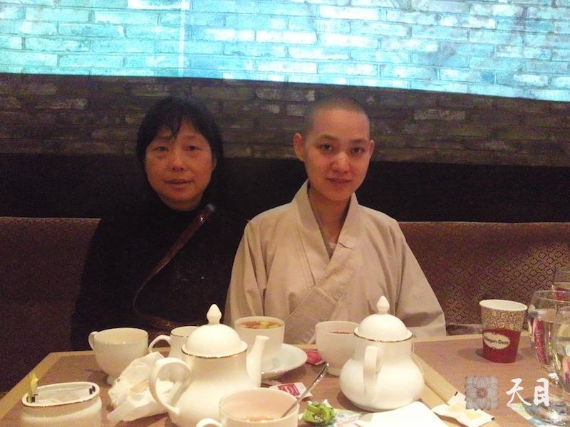 20100521果实法师在上海新天地应张丽居士供养哈根达斯净素冰淇淋芒果雪芭常阳居士做护法