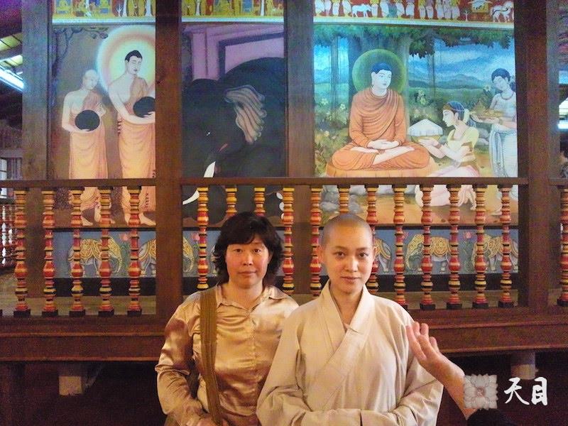 20100524果实法师带领常阳张丽居士游览上海世博在斯里兰卡馆