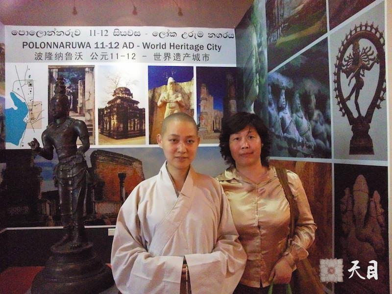 20100524果实法师带领常阳张丽居士游览上海世博在斯里兰卡馆
