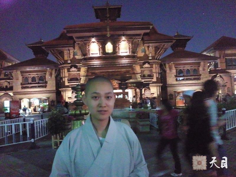 20100524果实法师带领常阳张丽居士游览上海世博会在尼泊尔馆