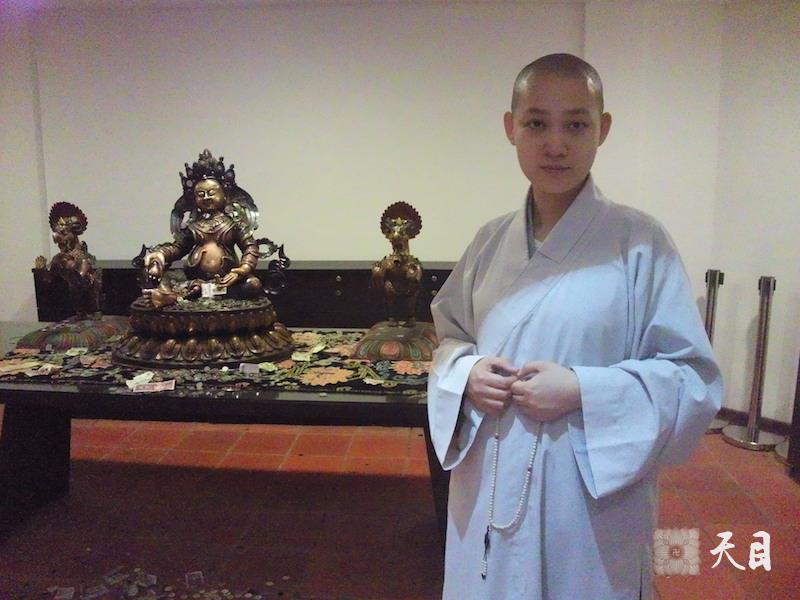 20100524果实法师带领常阳张丽居士游览上海世博会在尼泊尔馆