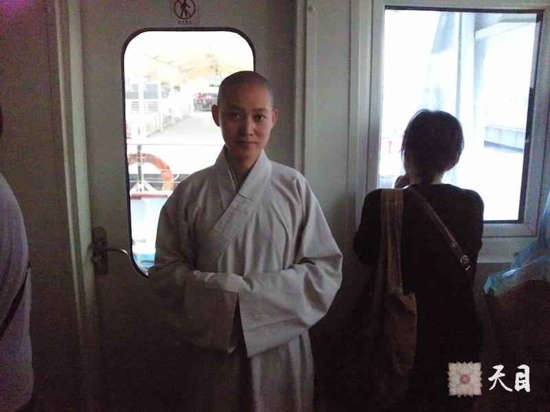 20100524果实法师带领常阳张丽居士游览上海世博会在渡轮上