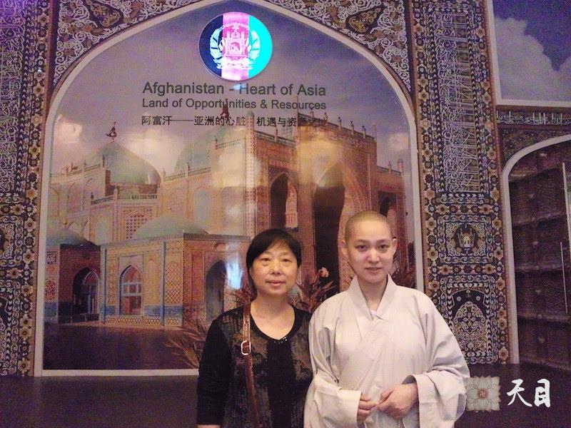 20100524果实法师带领常阳张丽居士游览上海世博会在阿富汗馆