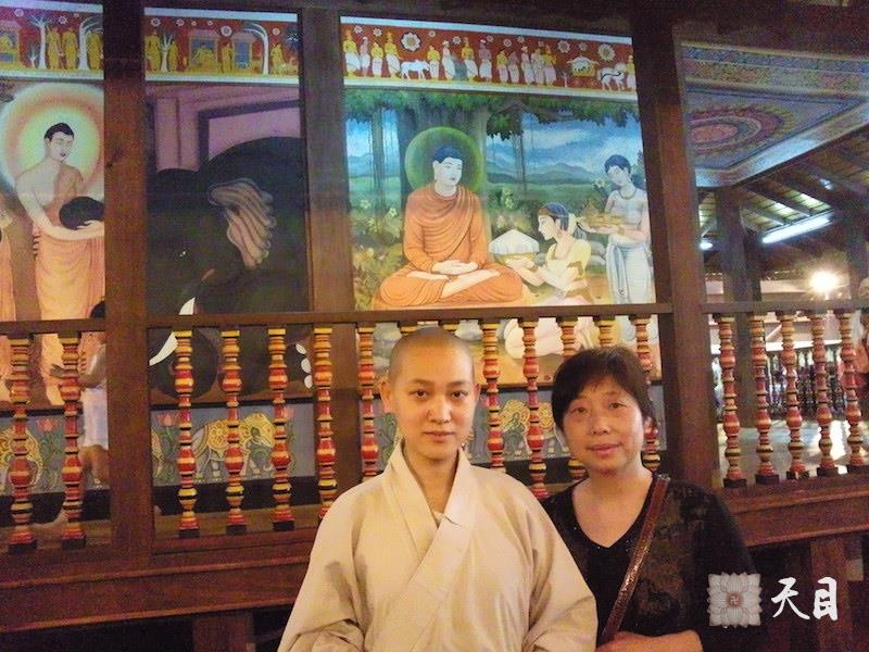 20100524果实法师带领常阳张丽居士游览上海世博在斯里兰卡馆