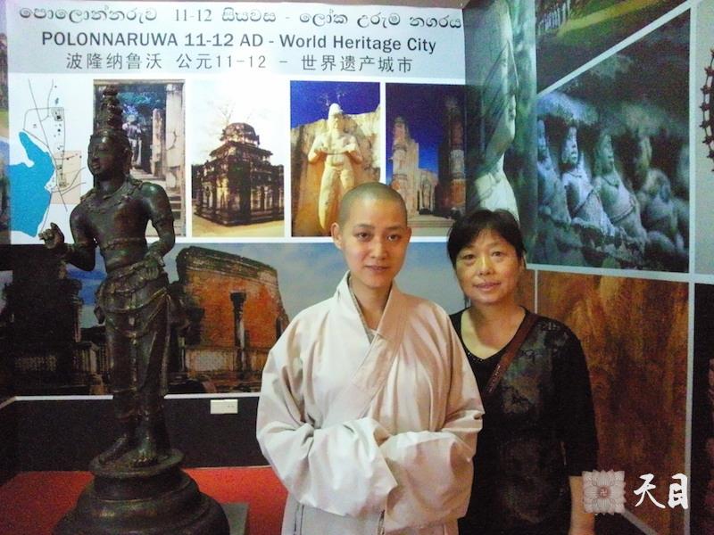 20100524果实法师带领常阳张丽居士游览上海世博在斯里兰卡馆