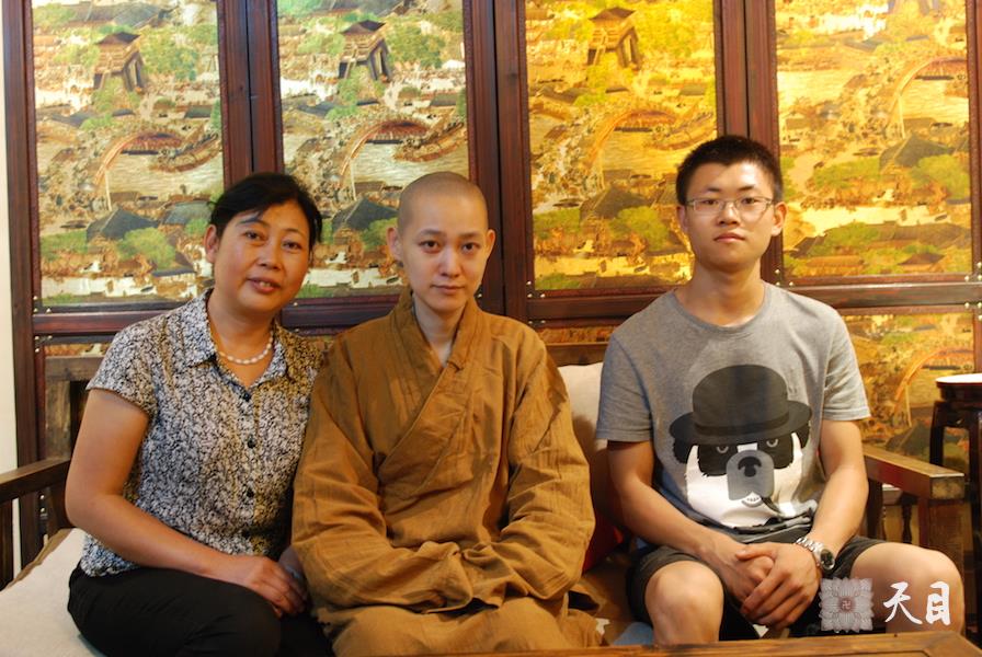 20120830果实法师赴西藏拉萨前应常好居士的供养和常净居士及常好居士的儿子相聚在西安普素茶房