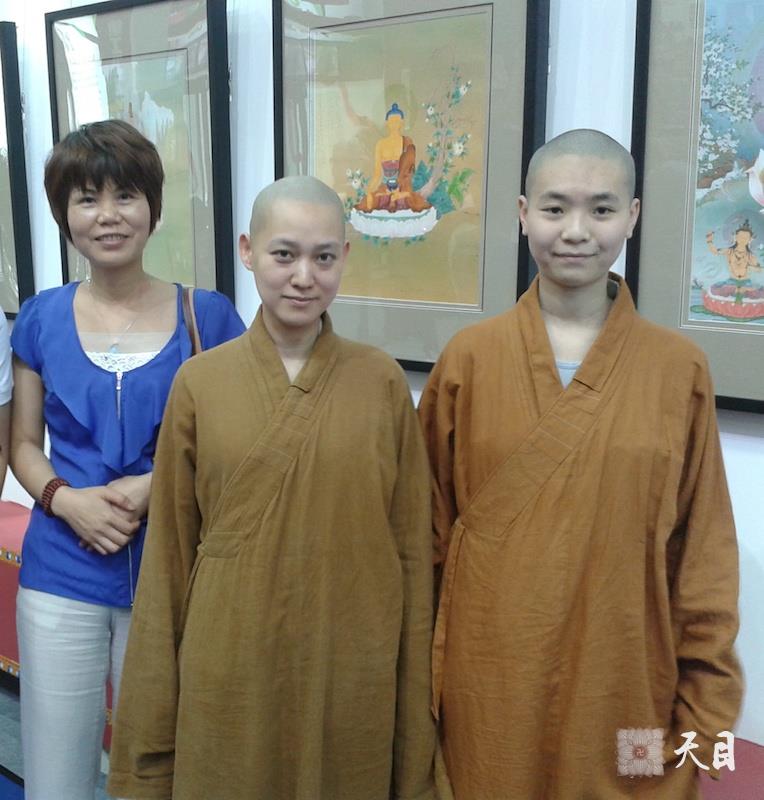 20140515果实法师应常明居士的礼请参加深圳文博会加持其自创品牌“雪堆白”唐卡的展厅