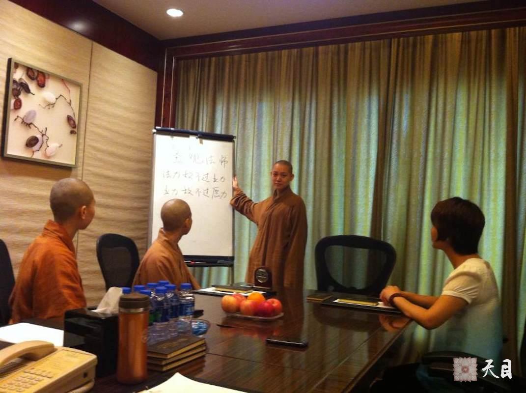 20140524果实法师继续广州讲经给信众无畏布施表法