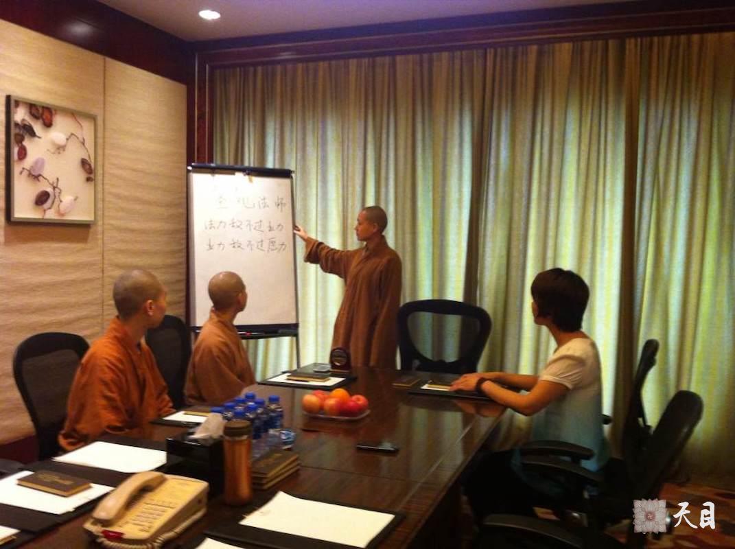 20140524果实法师继续广州讲经给信众无畏布施表法