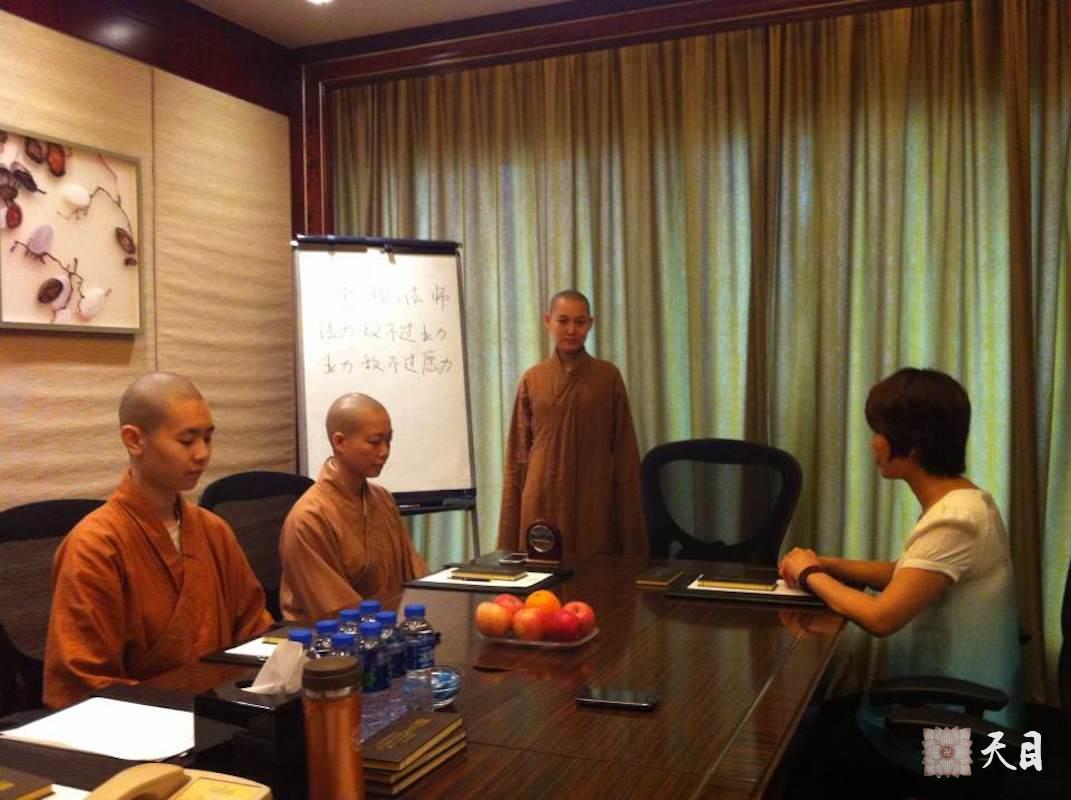 20140524果实法师继续广州讲经给信众无畏布施表法