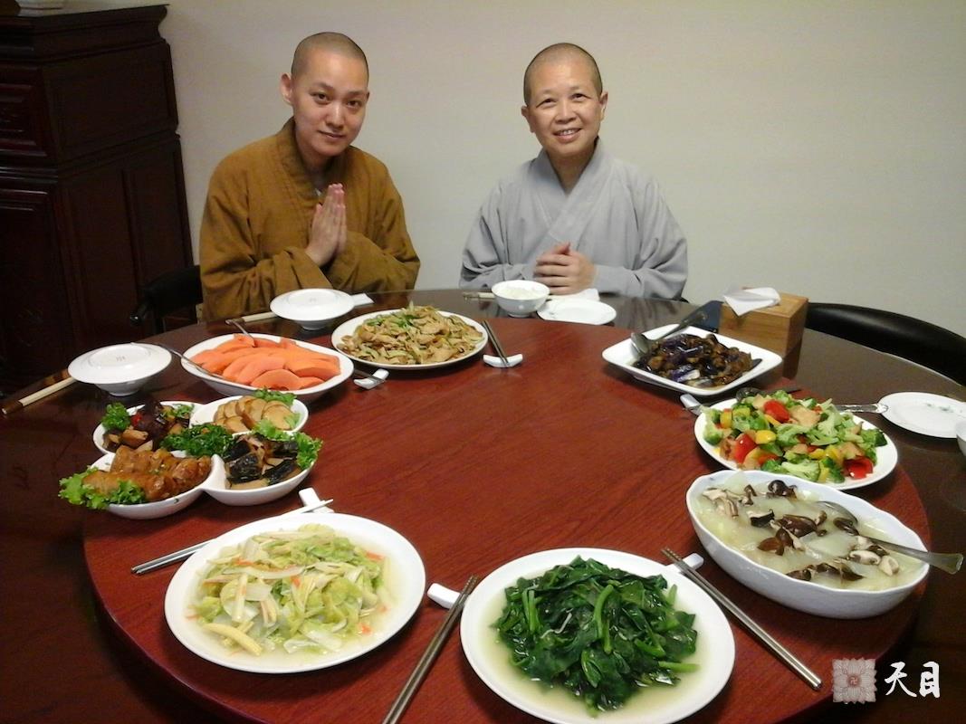 20140722果实法师在台湾桃园佛教弘誓学院亲近礼请台湾第一比丘尼昭慧法师开示给恩师圣观法师祈福