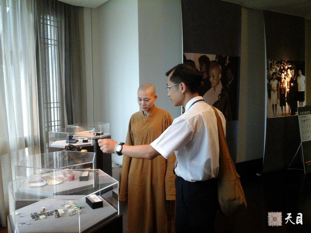 20140723果实法师在台北应何建明总监接待参观慈济大爱电视台