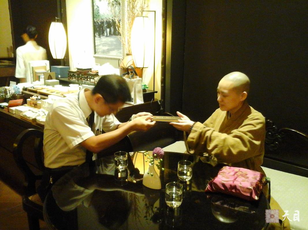 20140723果实法师在台北应何建明总监接待参观慈济大爱电视台