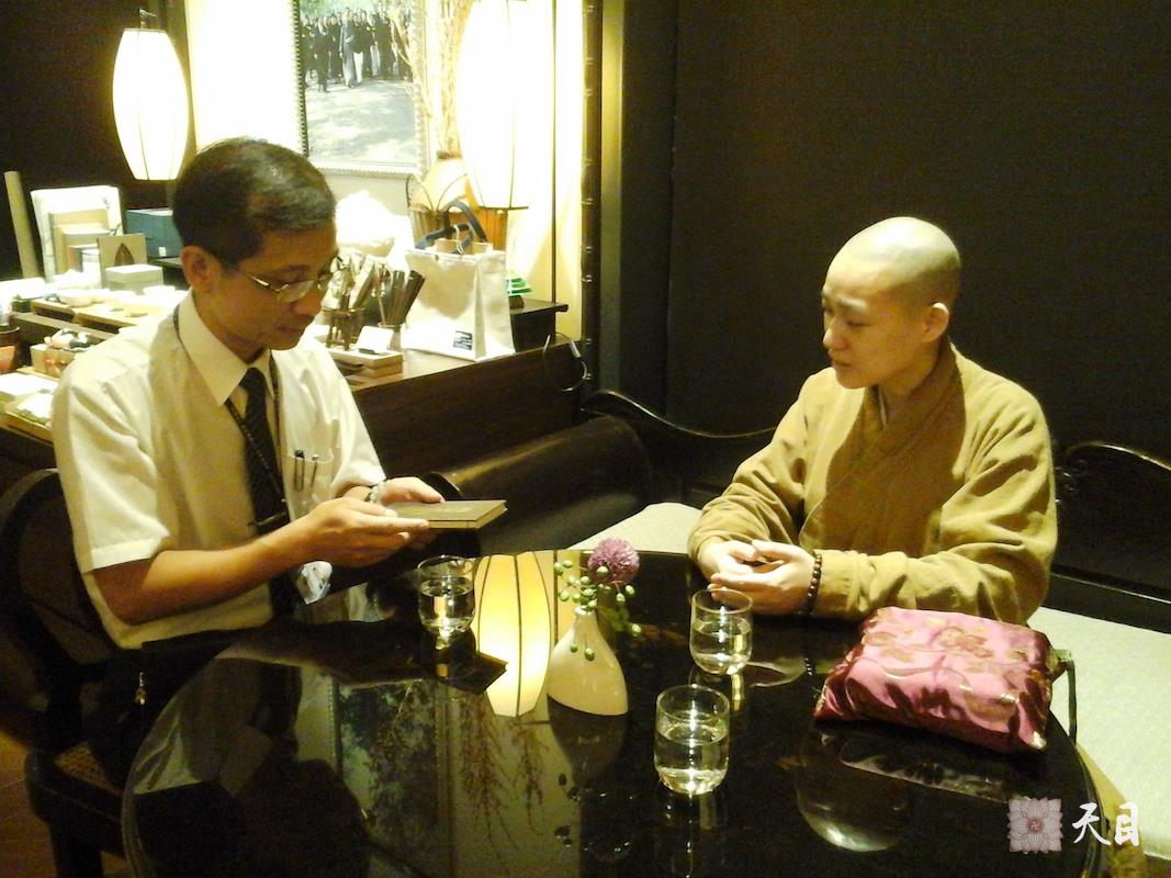 20140723果实法师在台北应何建明总监接待参观慈济大爱电视台