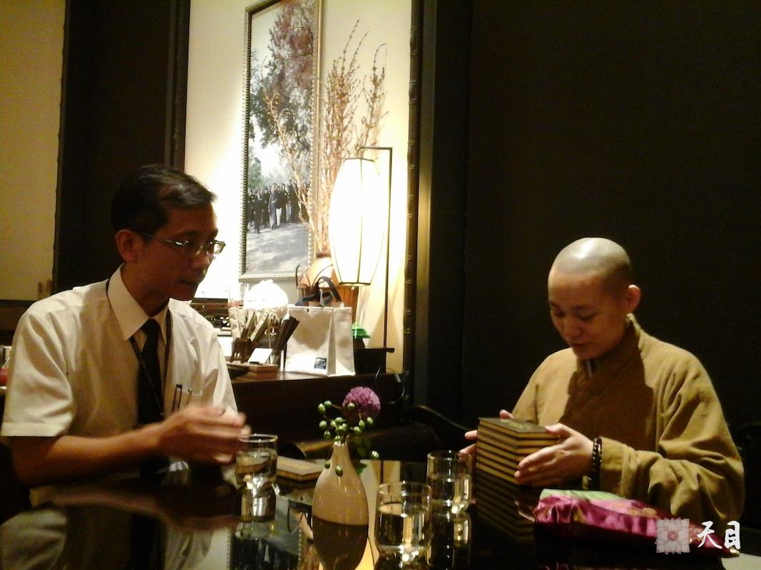 20140723果实法师在台北应何建明总监接待参观慈济大爱电视台