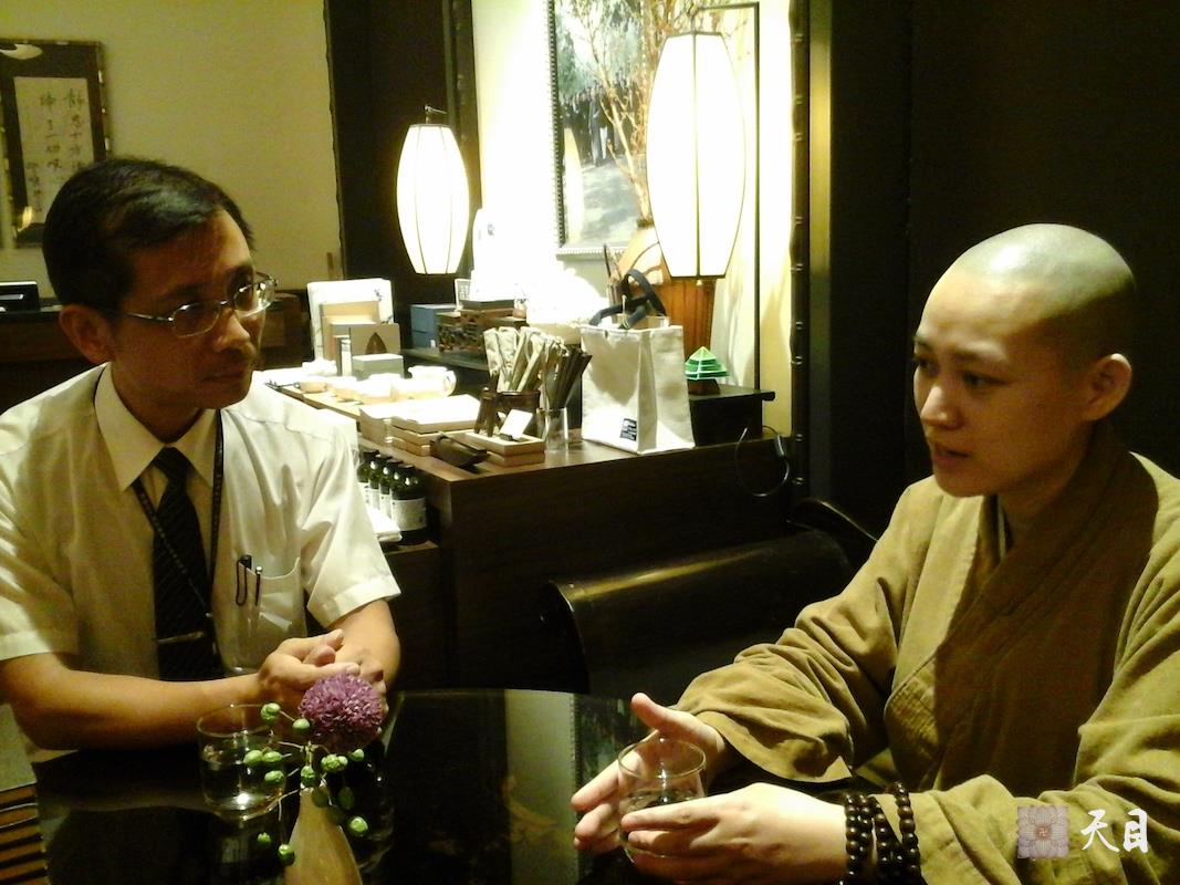 20140723果实法师在台北应何建明总监接待参观慈济大爱电视台
