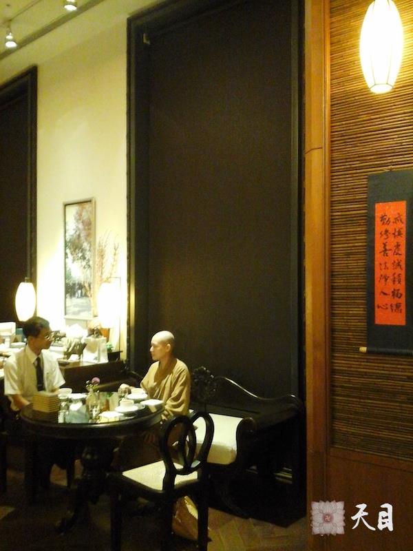 20140723果实法师在台北应何建明总监接待参观慈济大爱电视台