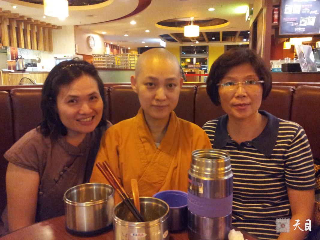 20140726果实法师去高雄佛光山祈福途中台南高铁站