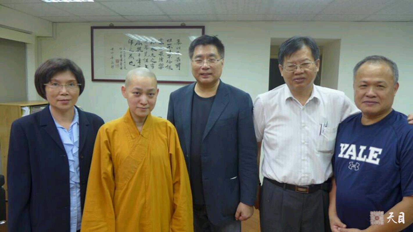 20140729果实法师与菩萨们齐聚魏千峯律师台北律所给恩师圣观法师祈福