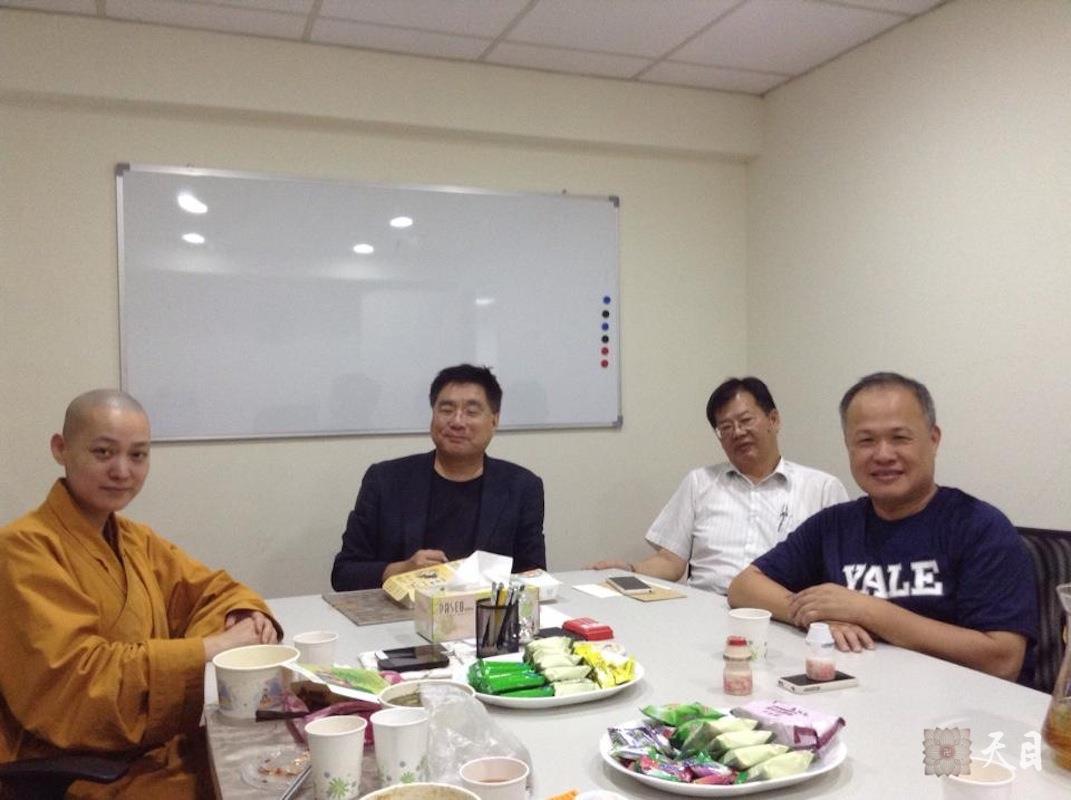 20140729果实法师与菩萨们齐聚魏千峯律师台北律所给恩师圣观法师祈福