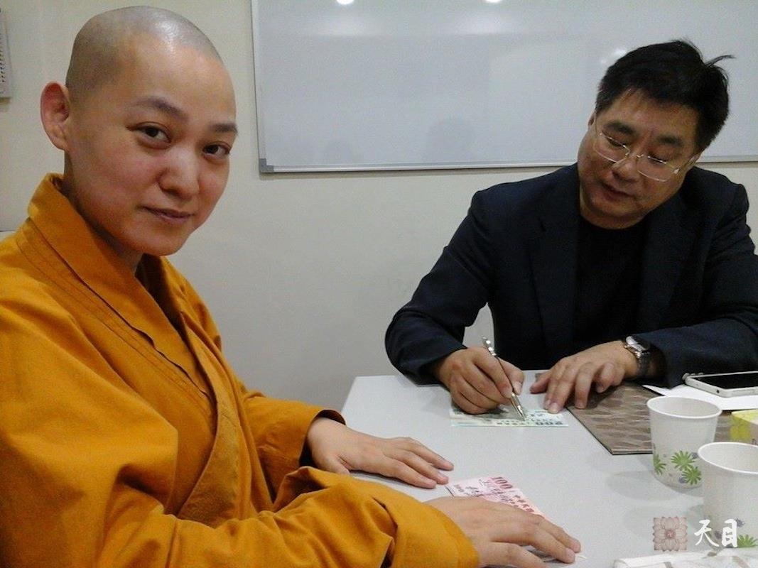 20140729果实法师与菩萨们齐聚魏千峯律师台北律所给恩师圣观法师祈福