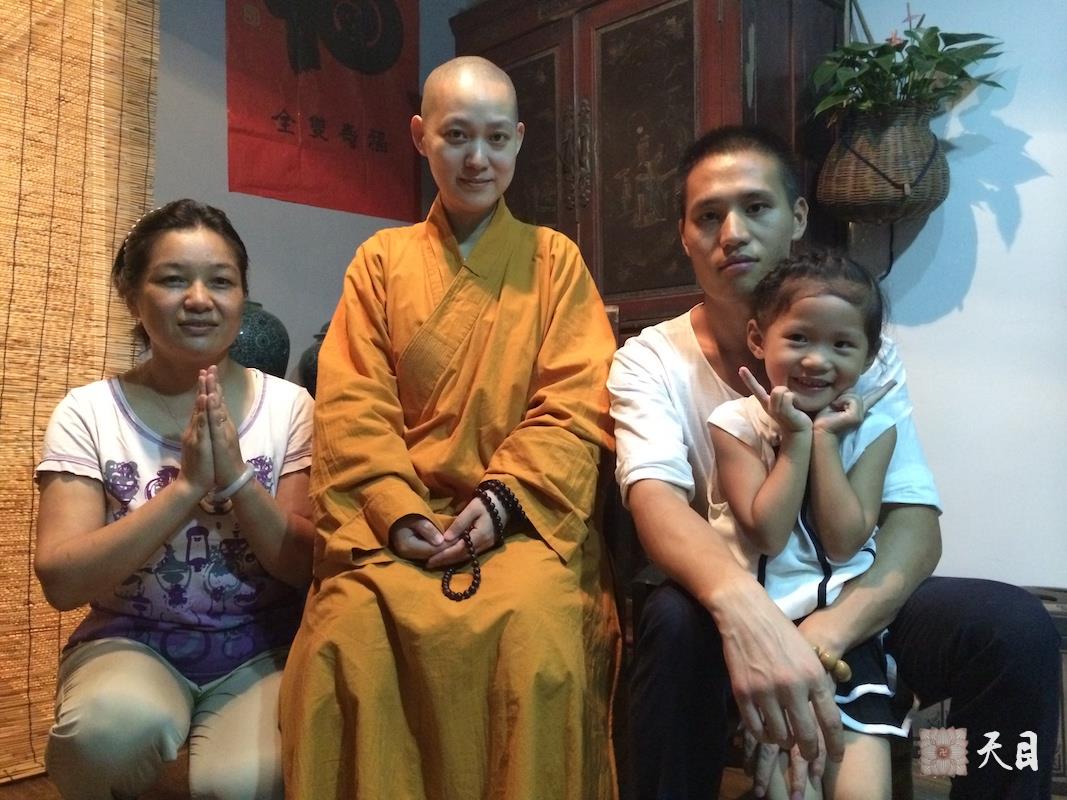 20140829果实法师应常见居士的供养在常顺阁品茶1