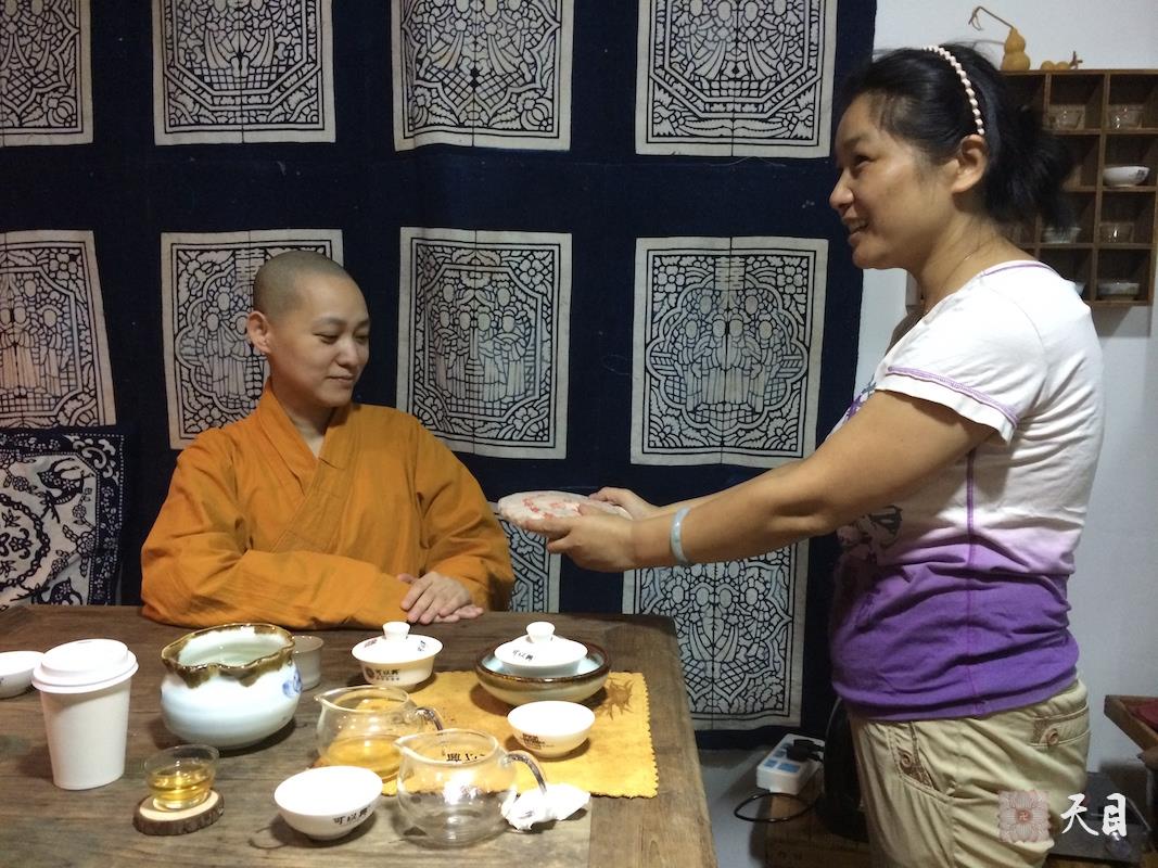 20140829果实法师应常见居士的供养在常顺阁品茶2