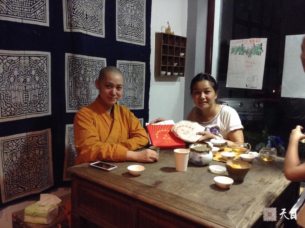 20140829果实法师应常见居士的供养在常顺阁品茶2