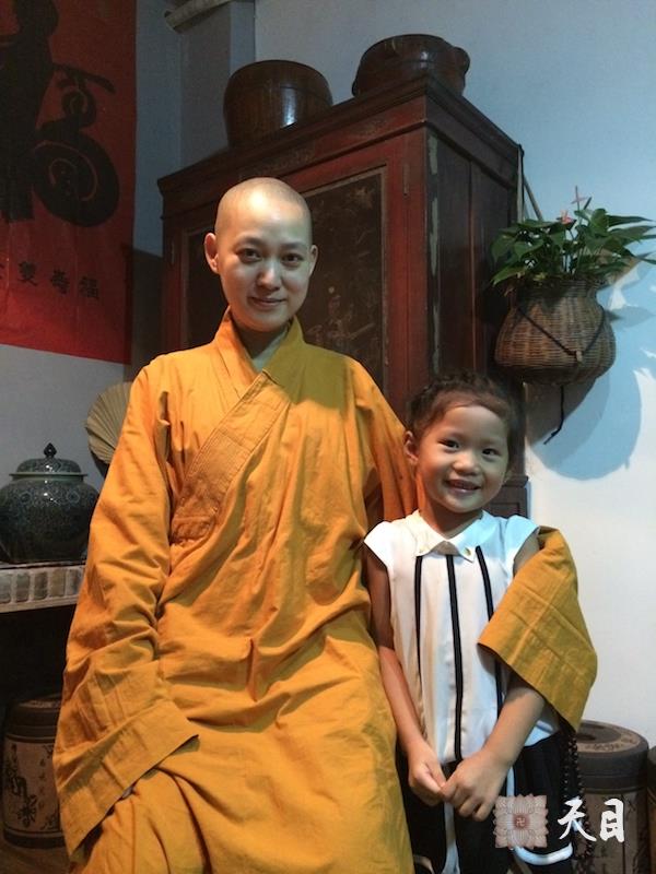 20140829果实法师应常见居士的供养在常顺阁品茶1