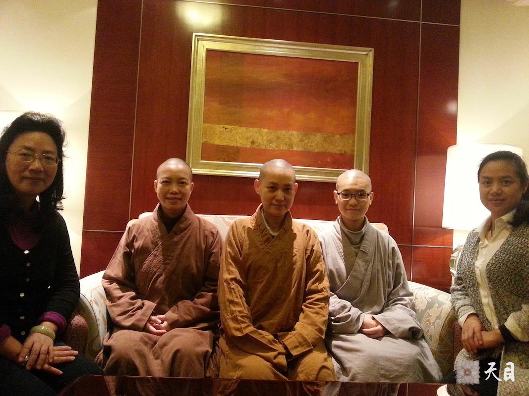 20141111果实法师在广州香格里拉当面听傅海律师汇报工作并率弟子信众一起给恩师圣观法师祈福2