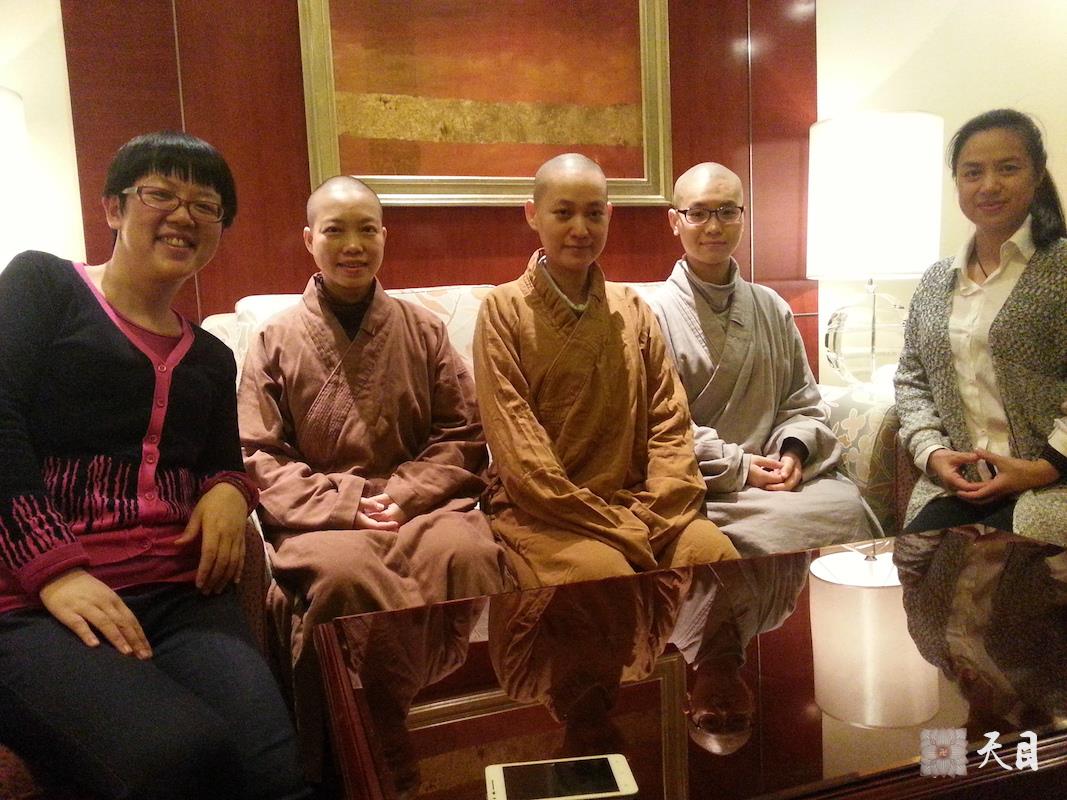 20141111果实法师在广州香格里拉当面听傅海律师汇报工作并率弟子信众一起给恩师圣观法师祈福2