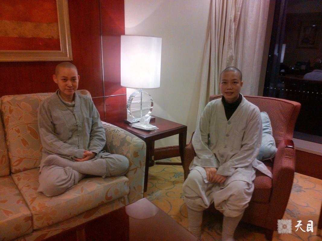 20141111果实法师在广州香格里拉当面听傅海律师汇报工作并率弟子信众一起给恩师圣观法师祈福3