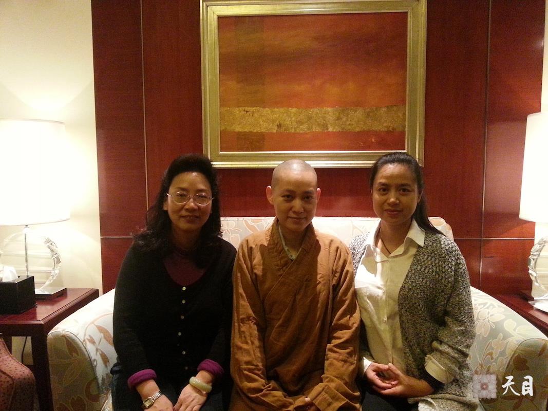 20141111果实法师在广州香格里拉当面听傅海律师汇报工作并率弟子信众一起给恩师圣观法师祈福3