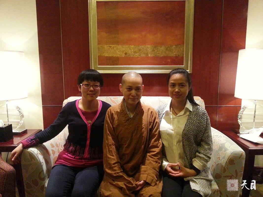 20141111果实法师在广州香格里拉当面听傅海律师汇报工作并率弟子信众一起给恩师圣观法师祈福3