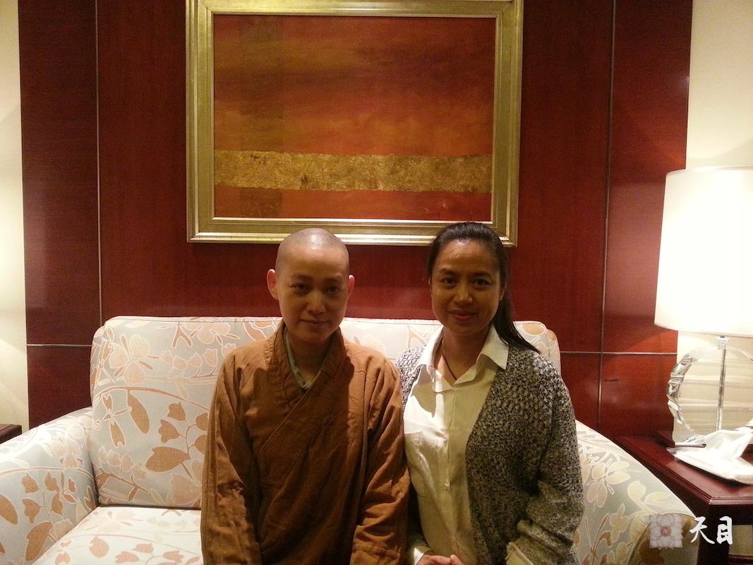 20141111果实法师在广州香格里拉当面听傅海律师汇报工作并率弟子信众一起给恩师圣观法师祈福3