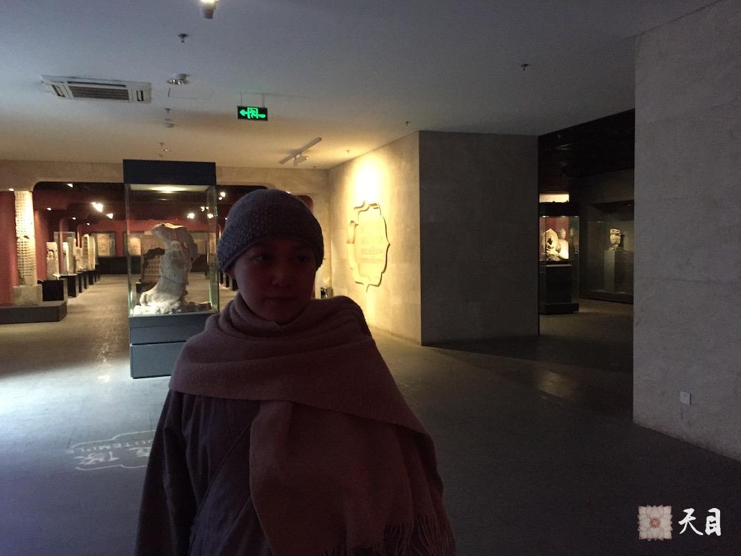 20150217果实法师领果芳西安碑林博物馆瞻仰佛造像