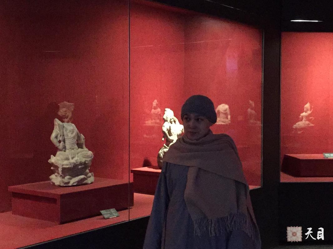 20150217果实法师领果芳西安碑林博物馆瞻仰佛造像