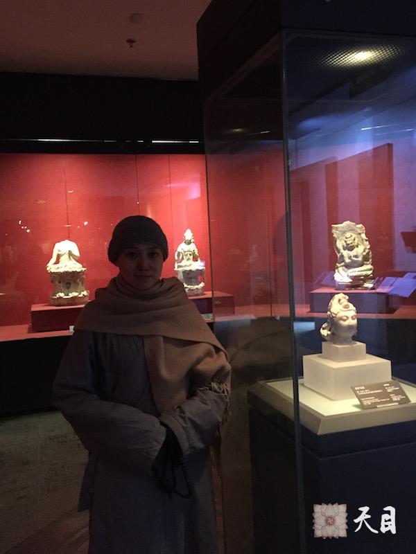 20150217果实法师领果芳西安碑林博物馆瞻仰佛造像