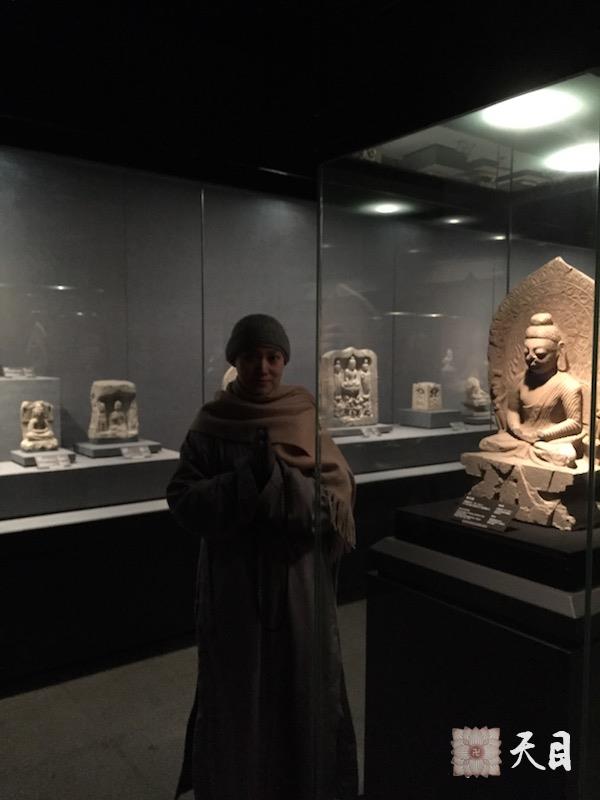 20150217果实法师领果芳西安碑林博物馆瞻仰佛造像