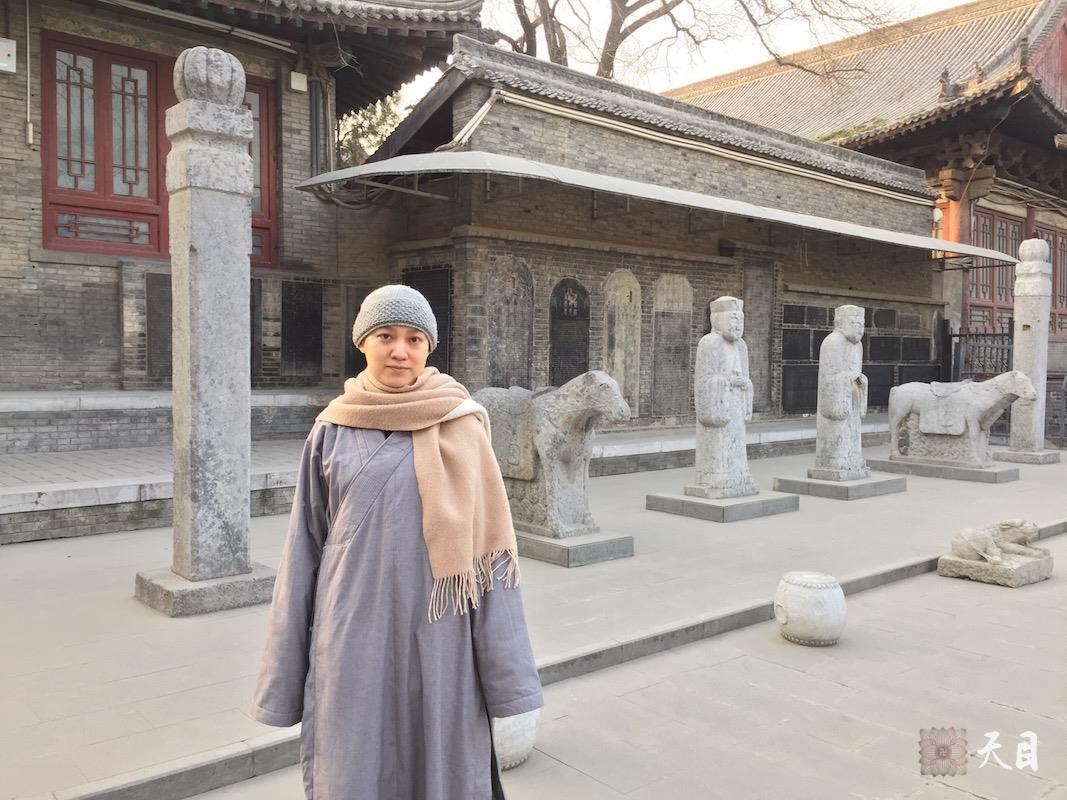 20150217果实法师领果芳西安碑林博物馆瞻仰佛造像